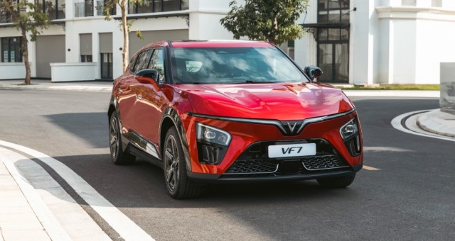 VinFast VF 7 tăng gần gấp đôi doanh số, lần thứ hai bán vượt Mazda CX-5 trong năm